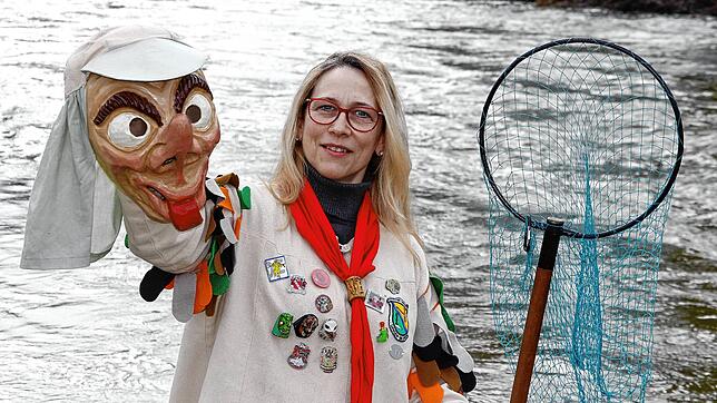 Um die lästigen Mücken gleich massenweise zu fangen, gingen die Beurener einst mit Schöpfgeschirren ans Werk: Kornelia Heizmann im Häs ...
