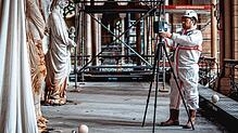 Ein Mitarbeiter des Büros Art Graphique & Patrimoine vermisst die Kathedrale von Notre-Dame mit Laser- und Fototechnik.