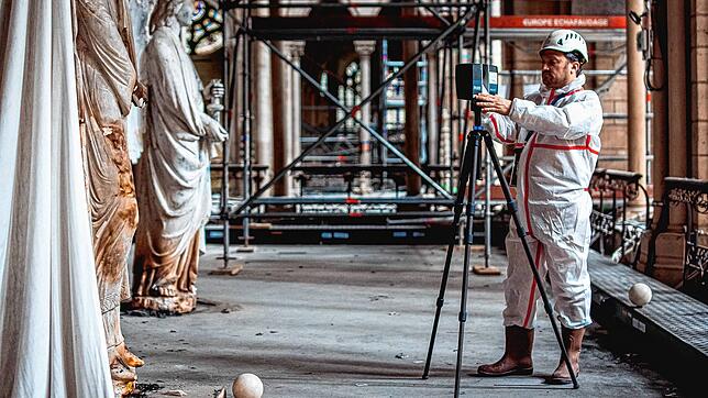 Ein Mitarbeiter des Büros Art Graphique & Patrimoine vermisst die Kathedrale von Notre-Dame mit Laser- und Fototechnik.