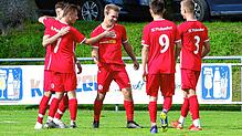 Marcel Kille (Mitte) und seine Kameraden des SC Pfullendorf II freuen sich über das 3:2 bei den Spfr Owingen-Billafingen.
