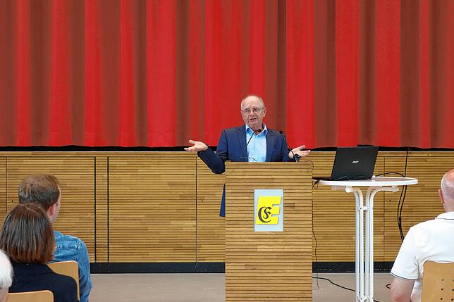 Der ehemalige Kreisarchivar Wolfgang Kramer hat die Initiative ergriffen, um auch an die Engener Opfer des NS-Regimes zu erinnern. 15 ...