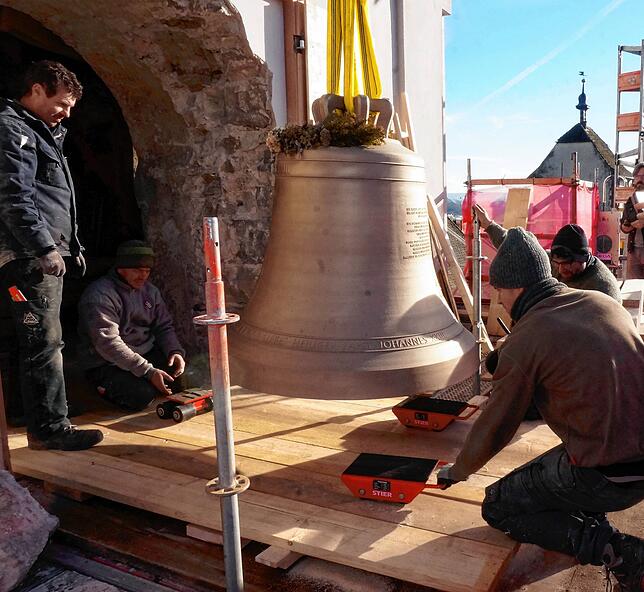 Autokranfahrer und Handwerker müssen gut zusammen arbeiten, damit die Glocke, hier die zweitgrößte Johannes-Glocke, sicher auf den ...