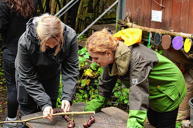 Waldpädagogik und Nähe zur Natur: Das erfreut sich hoher Nachfrage. Den Erzieherinnen im Wawaki, Nele Stanco und Anna Kratzer, macht die ...
