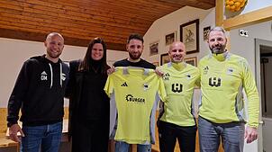 Freuen sich auf die Zusammenarbeit bei der SG Schwarzwald Union (von links): Oliver Masny (Co-Trainer), Julika Reiner (Vorsitzende FC ...