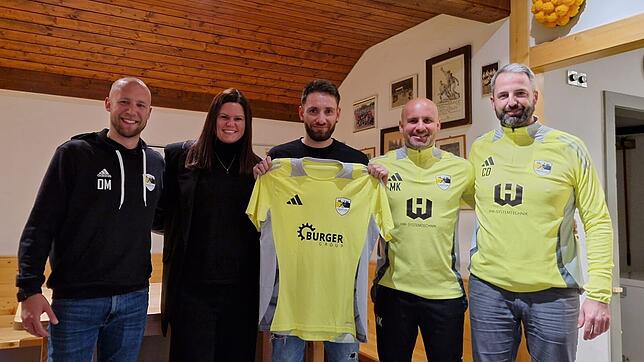 Freuen sich auf die Zusammenarbeit bei der SG Schwarzwald Union (von links): Oliver Masny (Co-Trainer), Julika Reiner (Vorsitzende FC ...
