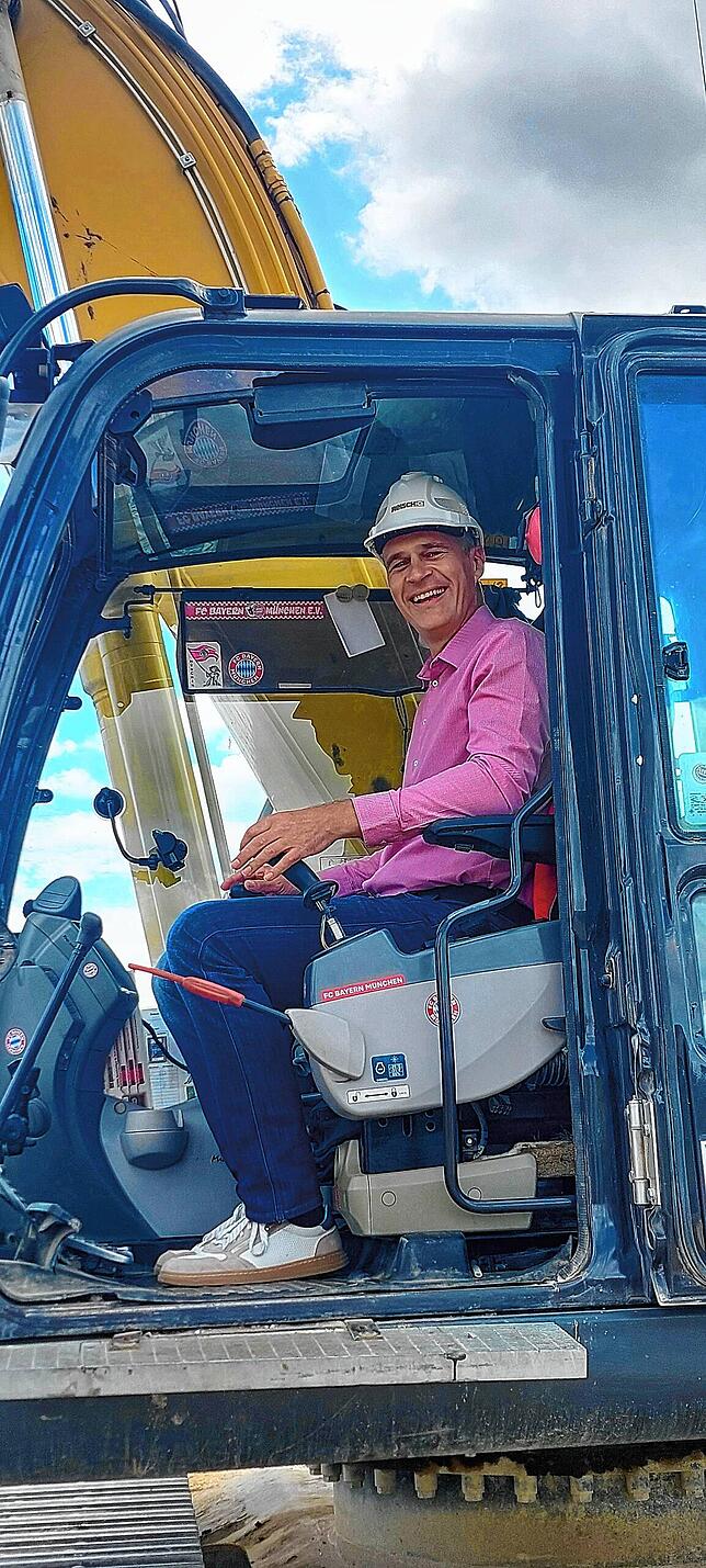 Hat beim Baggern sichtlich Spaß: Bürgermeister Arne Zwick.