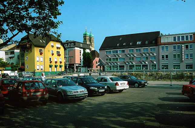 Seltener Durchblick: Nach dem Abriss des Vereinshauses reicht der Blick vom Lohgerbe-Parkplatz hinüber zur Volksbank Rhein-Wehra und dem ...