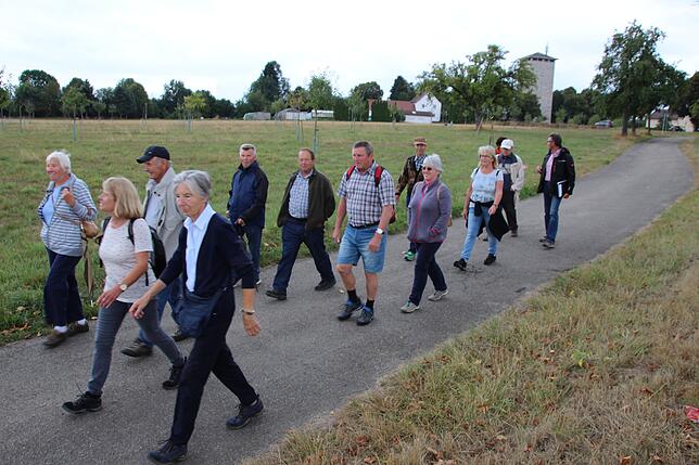 Vom Wasserturm ging es zum Regenüberlaufbecken (von links): Irmgard Kälberer, Ulrike Hees, Berthold Ruther, Erika Moser, Alfred ...