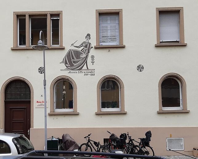 Auch der Künstler Hans Sauerbruch ist der Namensverwechselung aufgesessen. Er hat die Künstlerin auf einem Sgraffito (einem ...