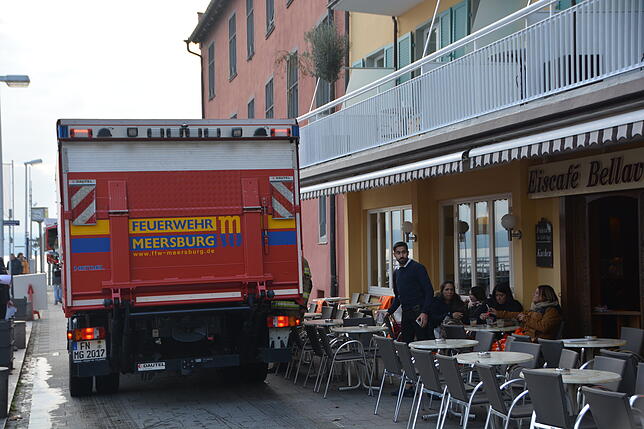 Realistische Bedingungen bei der Übung Während die Gäste auf der Terrasse des Eiscafés sitzen, wird die Einfahrt für die Feuerwehr eng.