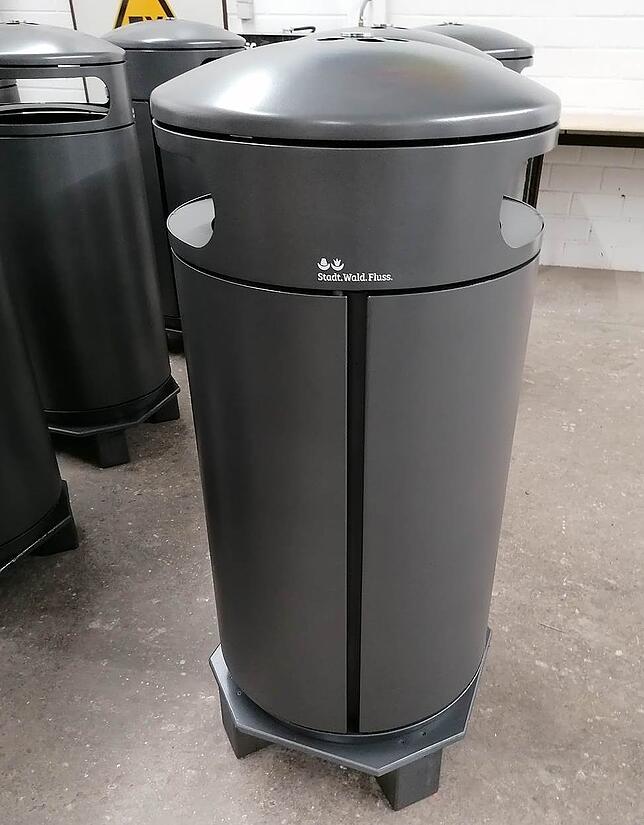 Wie neu sehen die städtischen Mülleimer aus, die der Baubetriebshof gereinigt und frisch lackiert hat.