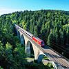 Blick auf die Gäubahn bei Immendingen. Hier fährt ein Zug im September 2019 über die Einöd-Talbrücke beim Ortsteil Hattingen.