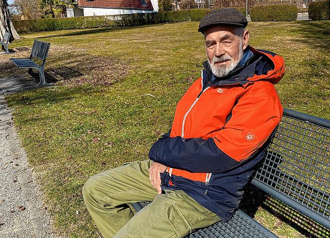 Auf der Bank sitzt Lothar Mayer und blickt auf den See: „Ich genieße jeden Morgen da am See.“ Hat er neue Hoffnungen im ...