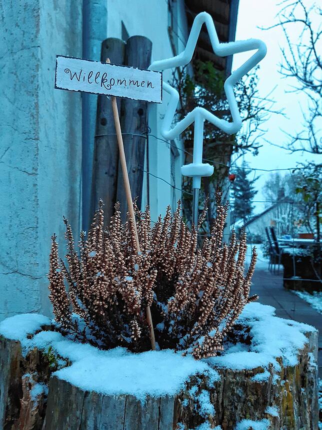 Schnee liegt in einem Garten in Schwörstadt.