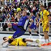 Ein spannendes Derby lieferten sich die Oberliga-Absteiger TuS Steißlingen (im Bild Lennart Sieck am Ball) und HSG Konstanz II (unten ...