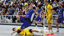 Ein spannendes Derby lieferten sich die Oberliga-Absteiger TuS Steißlingen (im Bild Lennart Sieck am Ball) und HSG Konstanz II (unten ...