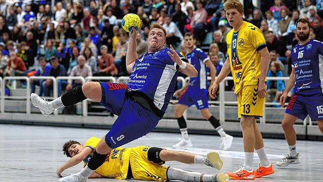Ein spannendes Derby lieferten sich die Oberliga-Absteiger TuS Steißlingen (im Bild Lennart Sieck am Ball) und HSG Konstanz II (unten ...