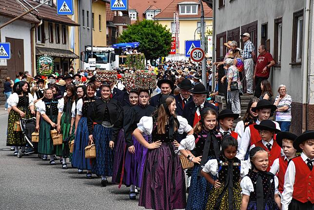 Bei Reichenbach war auch Trachtenträgerinnen mit dem berühmten Bollenhut mit dabei.