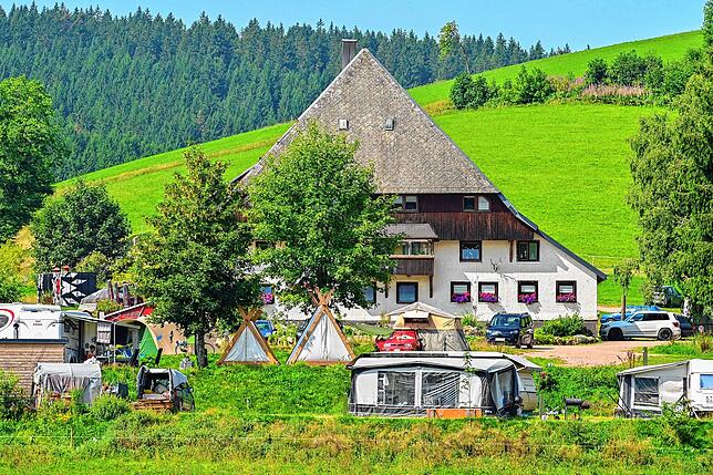 Am Tag der Durchsuchungsaktion herrscht auf dem weiträumigen Gelände des Wilden Michels reger Campingbetrieb.