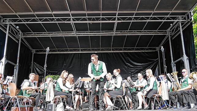 Bild 6: Strahlendes Altweiberwetter beim Albbrucker Dorffest: Tolle Stimmung und buntes Programm