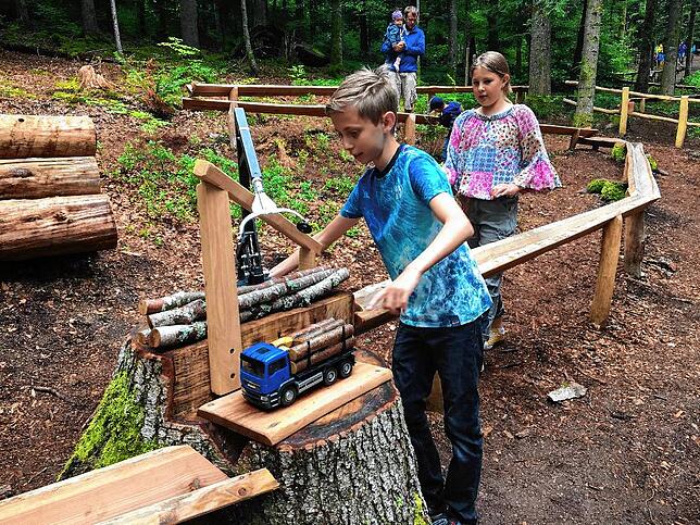 Ein Besuchermagnet ist die Mitmachstation zum Holz verladen. Bilder: Tina Prause