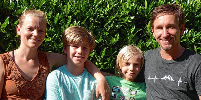 Leben gerne in der Siedlung: Madelaine Jehle, die Söhne Jakob und Lars sowie Matthias Hollecker.