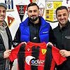 Neuer Stürmer: Der FSV Rheinfelden mit Trainer Musa Musliu (links) und Sportvorstand Dennis Carmelini (rechts) begrüßt Jason Cerimi, der ...