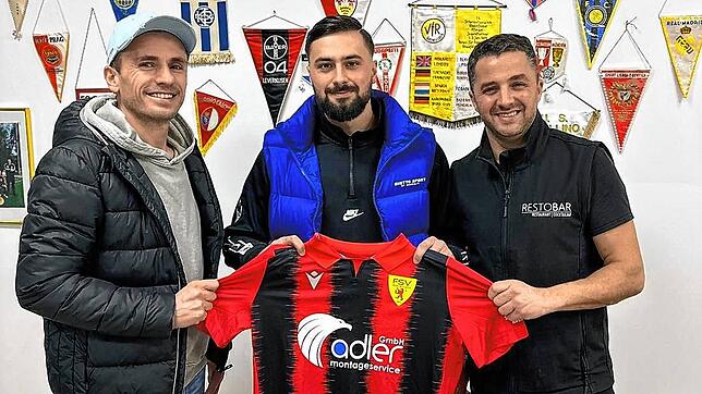 Neuer Stürmer: Der FSV Rheinfelden mit Trainer Musa Musliu (links) und Sportvorstand Dennis Carmelini (rechts) begrüßt Jason Cerimi, der ...