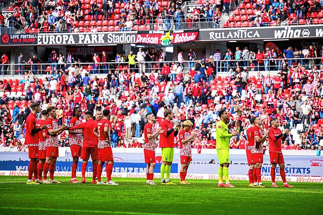 Die Spieler des SC Freiburg bedanken sich nach dem Spiel bei den Fans für die Unterstützung.