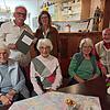 Die Zeitzeugen Inge Lacher, Liselotte Lacher, Agnes Thomann und Heinz Thomann (vorne v.l.) konnten Ergänzungen zum Vortrag von Thomas ...