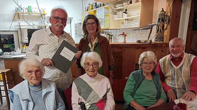 Die Zeitzeugen Inge Lacher, Liselotte Lacher, Agnes Thomann und Heinz Thomann (vorne v.l.) konnten Ergänzungen zum Vortrag von Thomas ...