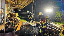 Die Freiwillige Feuerwehr konnte ein Übergreifen der Flammen aufs Gebäude verhindern.