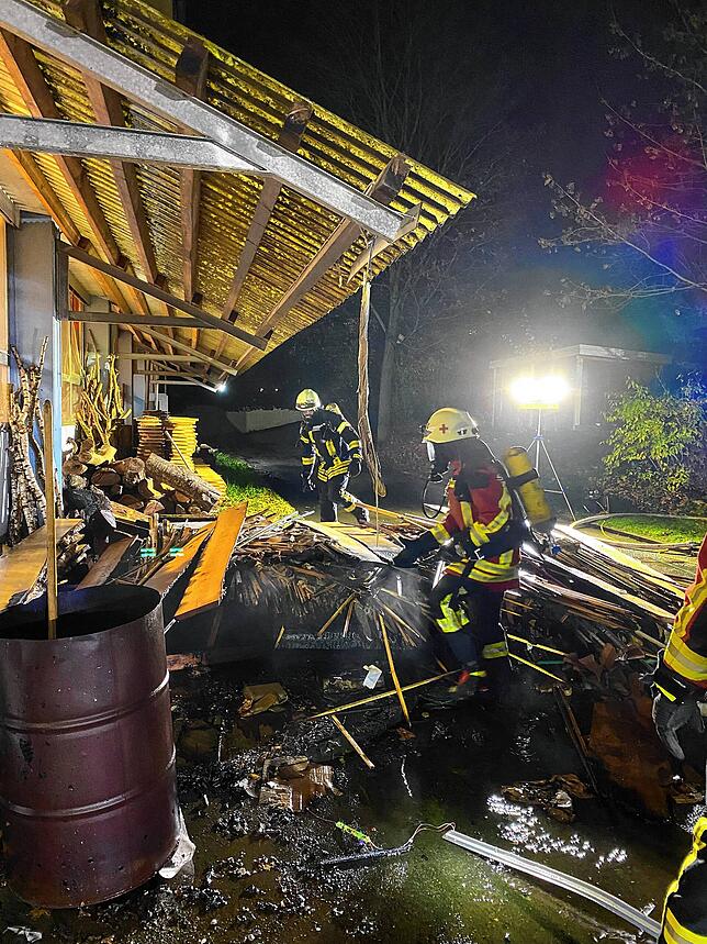 Die Freiwillige Feuerwehr konnte ein Übergreifen der Flammen aufs Gebäude verhindern.
