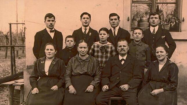 Wilhelm Fricker mit Ehefrau Kreszentia und einigen seiner Kinder und Enkel vor seinem Haus in der Wuhrstraße 23 in Wehr kurz vor ...