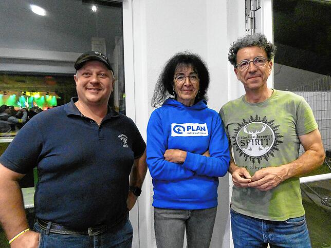 Stefan Bachmann von der Freiwilligen Feuerwehr Berau, die die Bewirtung übernommen hatten, Marianne Buchmüller und Manuel Dörflinger vom ...