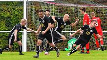 Siegesjubel: In der Nachspielzeit erzielte Tolga Polat (Mitte) per Kopf den 2:1-Siegtreffer für den FC Wallbach gegen den FC Tiengen 08.