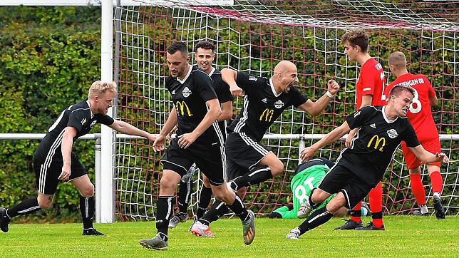 Siegesjubel: In der Nachspielzeit erzielte Tolga Polat (Mitte) per Kopf den 2:1-Siegtreffer für den FC Wallbach gegen den FC Tiengen 08.