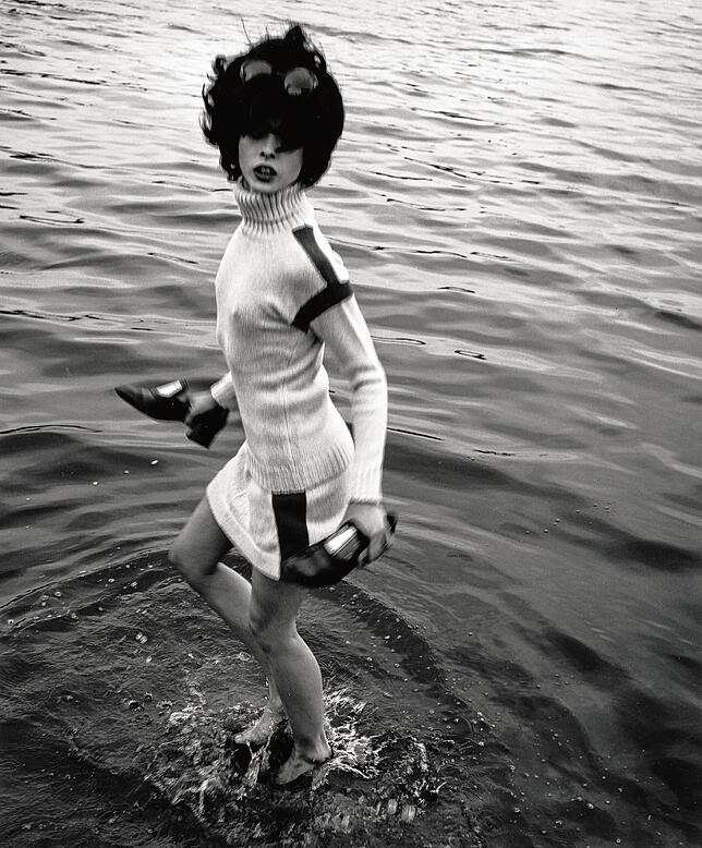 Fotograf Peter Knapp bricht mit den Traditionen der Modefotografie, die Models in statischen Posen zeigen. Hier eine Aufnahme von 1966/67.