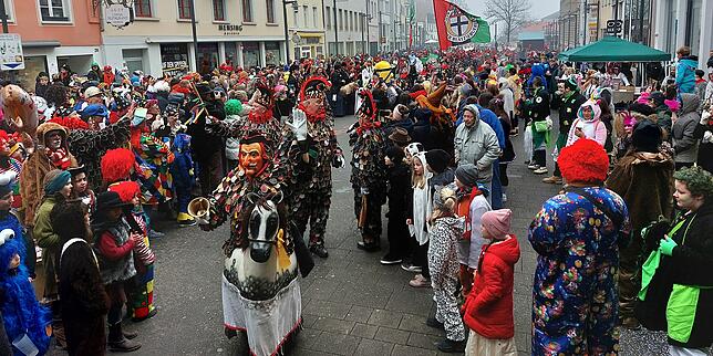 10.30 Uhr: Die Blätzlebuebezunft läuft auf die Marktstätte ein. Die Stimmung ist super.