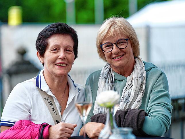 Barbara Schweikart und Gabi Droxner haben zum ersten Mal das Schloss angeschaut.