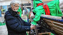 Er bringt das närrische Brauchtum mitten in die Shoppingzone: Ehrenzunftmeister Peter Kirchner schaut fast täglich nach, ob noch alles ...