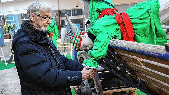 Er bringt das närrische Brauchtum mitten in die Shoppingzone: Ehrenzunftmeister Peter Kirchner schaut fast täglich nach, ob noch alles ...