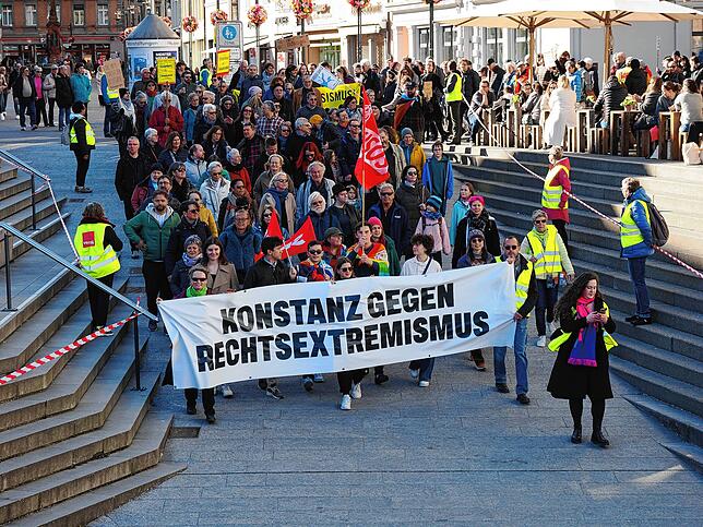 Die Spitze des Zuges auf dem Weg zur Marktstätten-Unterführung. Es dauert mehrere Minuten, bis all die tausenden Demonstranten durch das ...