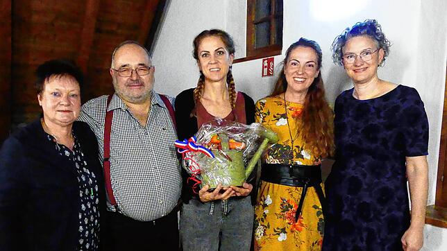 Die Geehrten von Alt Waldshut (von links): Susanne Vonau, René Renkert, Bettina Riegger und Annika Urban mit der stellvertretenden ...