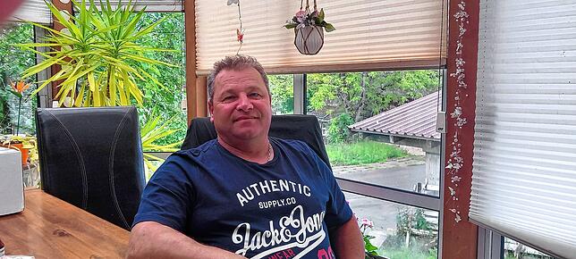 Feuerwehrmann und Fußballer: Vlad Viorel, genannt Vali arbeitet als Hausmeister auf dem Hofgut Albführen und ist seit dem Jahre 2010 in ...