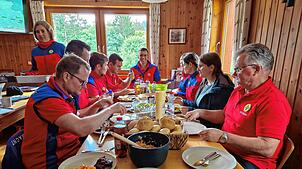 Für die diensthabende Mannschaft gehört das gemeinsame Mittagessen zum festen Tagesablauf – es sei denn, es kommt ein Einsatz dazwischen.