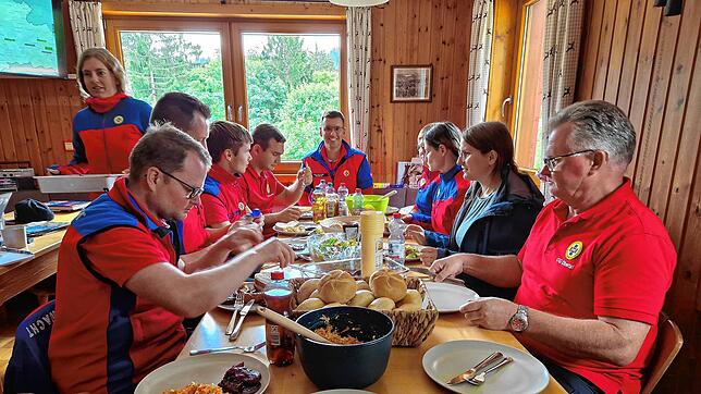 Für die diensthabende Mannschaft gehört das gemeinsame Mittagessen zum festen Tagesablauf – es sei denn, es kommt ein Einsatz dazwischen.
