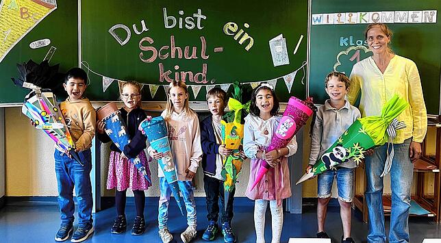 Klasse 1a: Die sechs Erstklässler mit ihrer Lehrerin Judith Remmel.