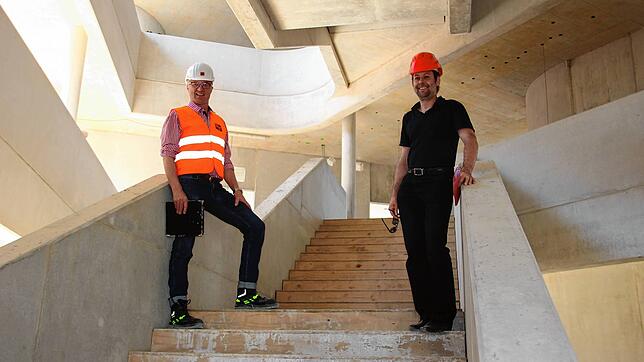 Auf der Treppe der neuen Eichendorff-Realschule freuen sich Alexander Kopp (links) vom Gottmadinger Bauamt und Bürgermeister Michael ...