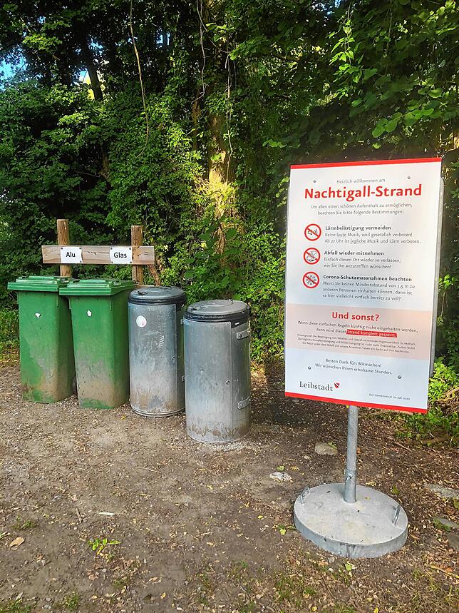 Beim Sandstrand bei Leibstadt steht ein Hinweisschild, und Abfalleimer stehen bereit. Trotzdem vermüllen die Badegäste das Gelände.